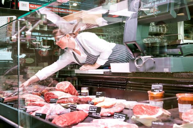 Weder Wurst noch Käse: Die Theke vom Männer-Metzger ist allein dem Fleisch vorbehalten. Fachverkäuferin Monique Herkt weiß über jedes Stück in der Auslage bestens Bescheid. Weder Wurst noch Käse: Die Theke vom Männer-Metzger ist allein dem Fleisch vorbehalten. Fachverkäuferin Monique Herkt weiß über jedes Stück in der Auslage bestens Bescheid.