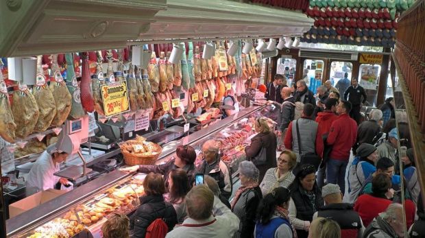 Vom Morgen bis in die tiefe Nacht treffen sich Einheimsiche und Gäste in Spaniens „Muséo de Jamón“. Vom Morgen bis in die tiefe Nacht treffen sich Einheimsiche und Gäste in Spaniens „Muséo de Jamón“.