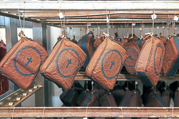 Die Wurst-Bibel: Eine Salami-Spezialität der Naturfleisch GmbH Rennsteig im Format eines Gebetsbuch. Die Wurst-Bibel: Eine Salami-Spezialität der Naturfleisch GmbH Rennsteig im Format eines Gebetsbuch.
