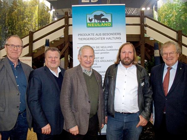 Schulterschluss in Sachen Landwirtschaft, Umwelt und Ernährung (von links): Friedrich Ostendorff, Thomas Schröder, Jochen Dettmer , Dr. Anton Hofreiter und Prof. Dr. Hubert Weiger. Schulterschluss in Sachen Landwirtschaft, Umwelt und Ernährung (von links): Friedrich Ostendorff, Thomas Schröder, Jochen Dettmer , Dr. Anton Hofreiter und Prof. Dr. Hubert Weiger.