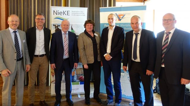 Diskutierten über Ethik, Tierschutz und Bezahlbarkeit (v.l.): Dr. Conrad Welp (VzF), Ralph Dausch (Kaufland), Prof. Dr. Dr. h.c. P. Michael Schmitz (JLU), Doris Schröder (NieKE), Mag. Christian Dürnberger (Uni Wien), Andreas Neumann und Eckard Koch (beide VzF).
Diskutierten über Ethik, Tierschutz und Bezahlbarkeit (v.l.): Dr. Conrad Welp (VzF), Ralph Dausch (Kaufland), Prof. Dr. Dr. h.c. P. Michael Schmitz (JLU), Doris Schröder (NieKE), Mag. Christian Dürnberger (Uni Wien), Andreas Neumann und Eckard Koch (beide VzF).