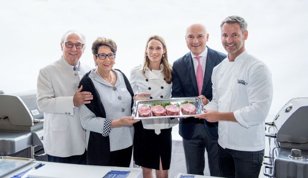 Aktiv im Unternehmen (von links): Hans-Hermann Nothwang (Beiratsvorsitzender), Friederike Nothwang, Katja Nothwang (Leitung Marketing und Kommunikation) und Uwe Nothwang (Geschäftsführung). Der TV- und Sternekoch Christian Henze (rechts) bekochte die Gäste beim Jubiläum. Aktiv im Unternehmen (von links): Hans-Hermann Nothwang (Beiratsvorsitzender), Friederike Nothwang, Katja Nothwang (Leitung Marketing und Kommunikation) und Uwe Nothwang (Geschäftsführung). Der TV- und Sternekoch Christian Henze (rechts) bekochte die Gäste beim Jubiläum.