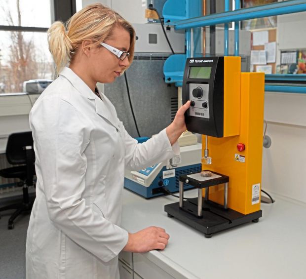 Jenny Knabe untersucht eine Wurstprobe im „Texture Analyzer“. Jenny Knabe untersucht eine Wurstprobe im „Texture Analyzer“.