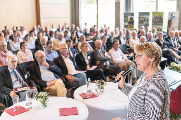 Niedersachsen Landwirtschaftsministerin Barbara Otte-Kinast plädierte für eine Zusammenarbeit von Hochschulen, Wirtschaft und Verbraucher, um die Zukunftsfragen der Landwirtschaft zu lösen. Niedersachsen Landwirtschaftsministerin Barbara Otte-Kinast plädierte für eine Zusammenarbeit von Hochschulen, Wirtschaft und Verbraucher, um die Zukunftsfragen der Landwirtschaft zu lösen.