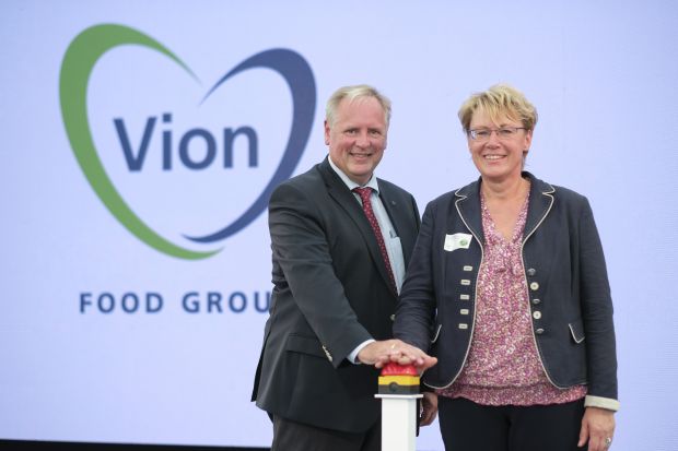 Barbara Otte-Kinast gibt gemeinsam mit Vion-CEO Ronald Lotgerink den Startschuss für die Kameraüberwachung. Barbara Otte-Kinast gibt gemeinsam mit Vion-CEO Ronald Lotgerink den Startschuss für die Kameraüberwachung.
