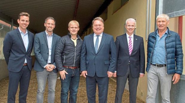Für mehr Tierwohl (von links): Jan Bock (Lidl), Marius Tünte (Tierschutzbund), Maximilian Bachner, Helmut Brunner, Peter Wesjohann und Hans Bachner (Privathof-Landwirt). Für mehr Tierwohl (von links): Jan Bock (Lidl), Marius Tünte (Tierschutzbund), Maximilian Bachner, Helmut Brunner, Peter Wesjohann und Hans Bachner (Privathof-Landwirt).