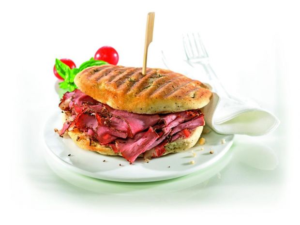 Die Pastrami wird zwischen zwei Roggenbrotscheiben oder in einem Roggenbrötchen serviert, typisch sind Dressings auf Tomatenbasis, Gewürzgurken und Krautsalat. Mehrere Schichten der dünn aufgeschnittenen Rinderbrust auf dem Sandwich sind üblich. Die Pastrami wird zwischen zwei Roggenbrotscheiben oder in einem Roggenbrötchen serviert, typisch sind Dressings auf Tomatenbasis, Gewürzgurken und Krautsalat. Mehrere Schichten der dünn aufgeschnittenen Rinderbrust auf dem Sandwich sind üblich.