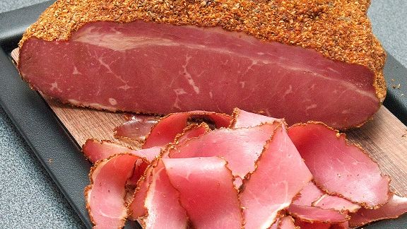 Das Pastrami „New York Style“ der Metzgerei Leidl besitzt einen attraktiven Mantel aus scharfen Gewürzen. Das Pastrami „New York Style“ der Metzgerei Leidl besitzt einen attraktiven Mantel aus scharfen Gewürzen.