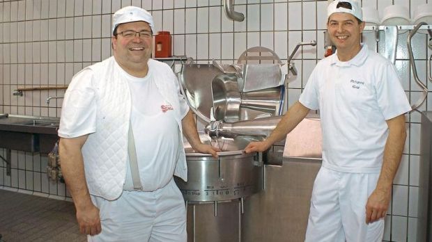 Produzieren gemeinsam ihre Fleischwaren: Harald Schlag und Herbert Klass gewährleisten mit ihrer Remstaler Wurstmanufaktur Frische und Qualität. Produzieren gemeinsam ihre Fleischwaren: Harald Schlag und Herbert Klass gewährleisten mit ihrer Remstaler Wurstmanufaktur Frische und Qualität.