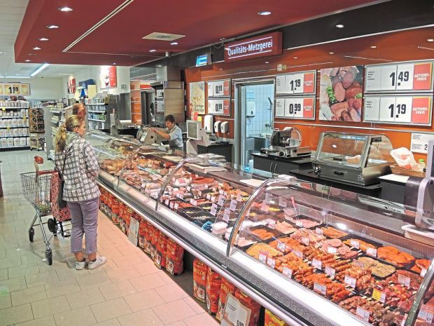 Die Frischetheke von Rewe Widmann. Der Umsatzanteil durch den Verkauf von Fleisch, Fleischwaren und Wurst beträgt rund 16 Prozent.
Die Frischetheke von Rewe Widmann. Der Umsatzanteil durch den Verkauf von Fleisch, Fleischwaren und Wurst beträgt rund 16 Prozent.