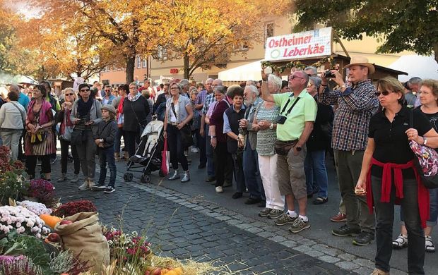Beim Rhöner Wurstmarkt freuten sich die regionalen und auswärtigen Erzeuger über reichlich Zulauf. Beim Rhöner Wurstmarkt freuten sich die regionalen und auswärtigen Erzeuger über reichlich Zulauf.