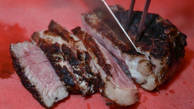 Das Wetter zu Ostern taugte nicht zum flächendeckenden "Angrillen". Entsprechend enttäuschte das Geschäft mit Rindfleisch. Das Wetter zu Ostern taugte nicht zum flächendeckenden "Angrillen". Entsprechend enttäuschte das Geschäft mit Rindfleisch.