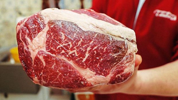 Eine Delikatesse: Das Fleisch von Kühen, die über viele Jahre Milch gegeben haben und sich zum Ende ihres langen Rinderlebens noch einmal richtig an Getreide sattfressen konnten. Eine Delikatesse: Das Fleisch von Kühen, die über viele Jahre Milch gegeben haben und sich zum Ende ihres langen Rinderlebens noch einmal richtig an Getreide sattfressen konnten.