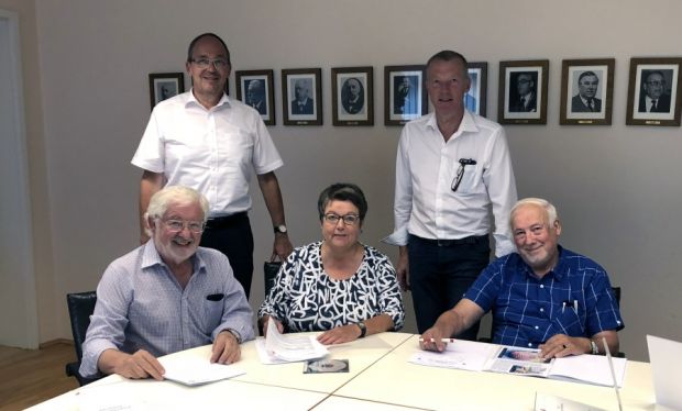 Die Jury des Rudolf-Kunze-PR-Preis mit den Vertretern des DFV (von links): Dr. Klaus Viedebantt, DFV-Hauptgeschäftsführer Martin Fuchs, Fleischwirtschaft-Chefredakteurin Renate Kühlcke, DFV-Vizepräsident Michael Durst und Karl-Heinz Stier. Die Jury des Rudolf-Kunze-PR-Preis mit den Vertretern des DFV (von links): Dr. Klaus Viedebantt, DFV-Hauptgeschäftsführer Martin Fuchs, Fleischwirtschaft-Chefredakteurin Renate Kühlcke, DFV-Vizepräsident Michael Durst und Karl-Heinz Stier.