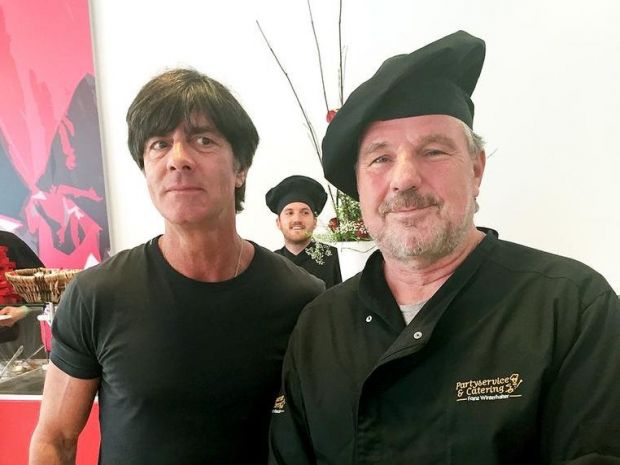 Prominenter Nachbar: Bundestrainer Joachim Löw genießt das Catering der Winterhalters regelmäßig bei seinen Spielbesuchen im Freiburger Schwarzwaldstadion Prominenter Nachbar: Bundestrainer Joachim Löw genießt das Catering der Winterhalters regelmäßig bei seinen Spielbesuchen im Freiburger Schwarzwaldstadion