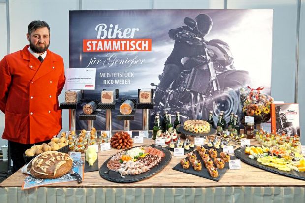 Rico Weber erhielt für seine Interpretation eines Biker-Stammtischs als Einziger eine Auszeichnung seines Meisterstücks. Rico Weber erhielt für seine Interpretation eines Biker-Stammtischs als Einziger eine Auszeichnung seines Meisterstücks.