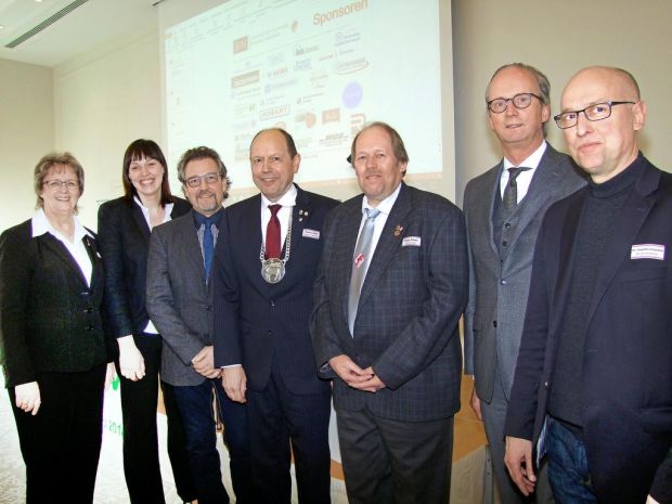 Entwickeln Visionen für eine starke Interessenvertretung von morgen (v.l.): SFIV-Geschäftsführerin Marina Holm, Nora Seitz, Thomas Löbel, Thomas Keller, Dieter Simon sowie DFV-Präsident Herbert Dohrmann und der Hamburger Innungsgeschäftsführer Dr. Joachim Drescher. Entwickeln Visionen für eine starke Interessenvertretung von morgen (v.l.): SFIV-Geschäftsführerin Marina Holm, Nora Seitz, Thomas Löbel, Thomas Keller, Dieter Simon sowie DFV-Präsident Herbert Dohrmann und der Hamburger Innungsgeschäftsführer Dr. Joachim Drescher.