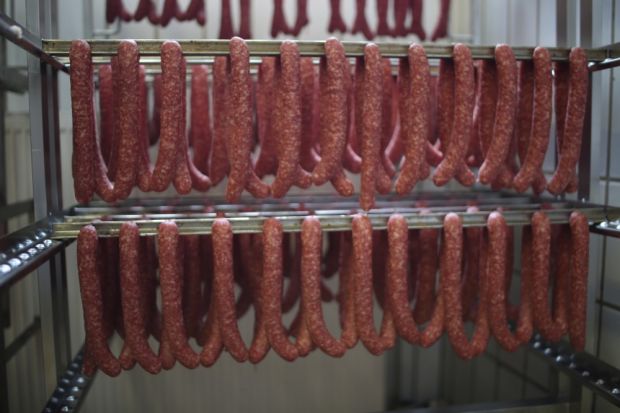 Salami auf dem Räucherstock. Salami auf dem Räucherstock.