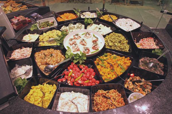 Karussell mit Köstlichkeiten: Salate und Antipasti bilden den optischen Mittelpunkt jeder Theke. Karussell mit Köstlichkeiten: Salate und Antipasti bilden den optischen Mittelpunkt jeder Theke.