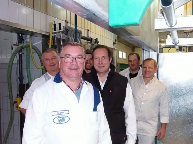 Das neue Leitungsteam des Schlachthof Hasenheide (von links): die beiden Geschäftsführer Bernhard Huber und Engelbert Jais, Tierschutzbeauftragter Markus Wagner, Betriebsleiter Thomas Winnacker, Christoph Schuster aus dem Verwaltungsrat und Geschäftsführer Hermann Eberle. Das neue Leitungsteam des Schlachthof Hasenheide (von links): die beiden Geschäftsführer Bernhard Huber und Engelbert Jais, Tierschutzbeauftragter Markus Wagner, Betriebsleiter Thomas Winnacker, Christoph Schuster aus dem Verwaltungsrat und Geschäftsführer Hermann Eberle.