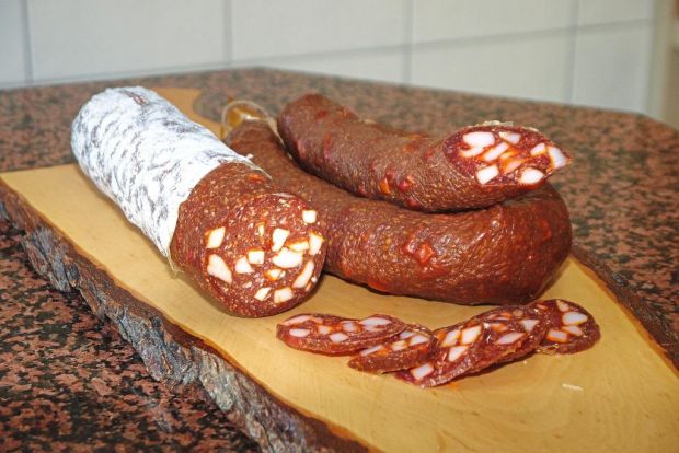 Zum Anbeißen fast zu hart: Die leckere Paprika-Speckwurst aus der Metzgerei Schorr als Aufschnittware und im Ring. Zum Anbeißen fast zu hart: Die leckere Paprika-Speckwurst aus der Metzgerei Schorr als Aufschnittware und im Ring.