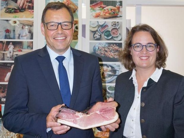 Andreas Göhring und Marie-Luise Adler gehören seit Mitte des Jahres dem Vorstand des Schutzverbands der Schwarzwälder Schinkenhersteller an. Andreas Göhring und Marie-Luise Adler gehören seit Mitte des Jahres dem Vorstand des Schutzverbands der Schwarzwälder Schinkenhersteller an.