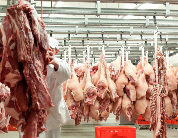 Die Lager sind gut mit Schweinefleisch gefüllt wie dieses Kühlhaus. Die Lager sind gut mit Schweinefleisch gefüllt wie dieses Kühlhaus.