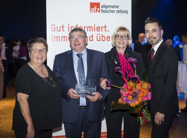 Preisträger Günther Egeler mit Ehefrau Christine und den Chefredakteuren Renate Kühlcke (links) und Jörg Schiffeler (rechts). Preisträger Günther Egeler mit Ehefrau Christine und den Chefredakteuren Renate Kühlcke (links) und Jörg Schiffeler (rechts).