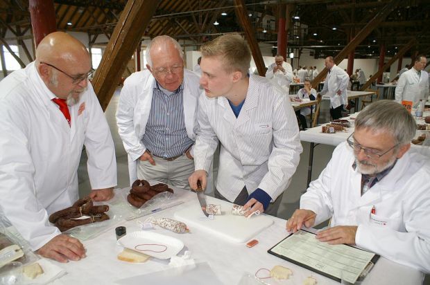 Schauen, Riechen, Schmecken, Bewerten: Unter diesem Motto prüften die Jurys die eingereichten Wettbewerbsproben. Bei Unstimmigkeiten wurde gelegentlich der Prüfgruppenleiter hinzugezogen. Schauen, Riechen, Schmecken, Bewerten: Unter diesem Motto prüften die Jurys die eingereichten Wettbewerbsproben. Bei Unstimmigkeiten wurde gelegentlich der Prüfgruppenleiter hinzugezogen.