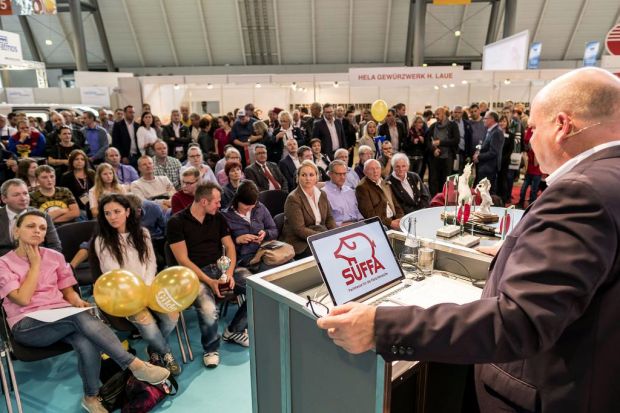 In Vorträgen und Podiumsdiskussionen erörtern Experten und Praktiker wieder topaktuelle Fragen. In Vorträgen und Podiumsdiskussionen erörtern Experten und Praktiker wieder topaktuelle Fragen.