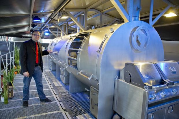 Dennis Walter Ludwig präsentiert seinen Mega-Smoker „Big Louis“ auf der Süffa. Dennis Walter Ludwig präsentiert seinen Mega-Smoker „Big Louis“ auf der Süffa.