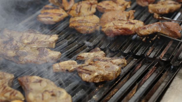 Nackensteaks gehören zu den beliebtesten Spezialitäten vom Schwein auf dem Grillrost. Nackensteaks gehören zu den beliebtesten Spezialitäten vom Schwein auf dem Grillrost.