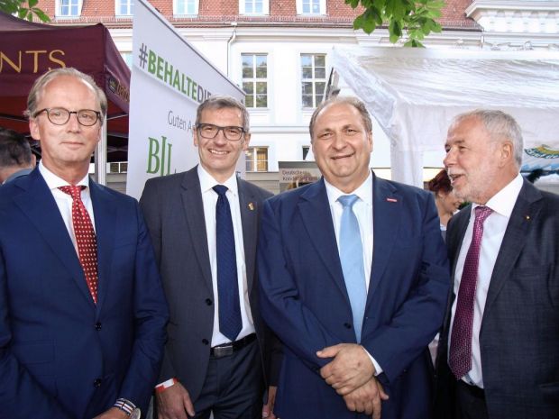 Suchten die Nähe zur Politik (von links): Herbert Dohrmann (DFV), Gerhard Schenk (DKB), Hans Peter Wollseifer (ZDH) und Michael Wippler (ZV-Bäckerhandwerk). Suchten die Nähe zur Politik (von links): Herbert Dohrmann (DFV), Gerhard Schenk (DKB), Hans Peter Wollseifer (ZDH) und Michael Wippler (ZV-Bäckerhandwerk).