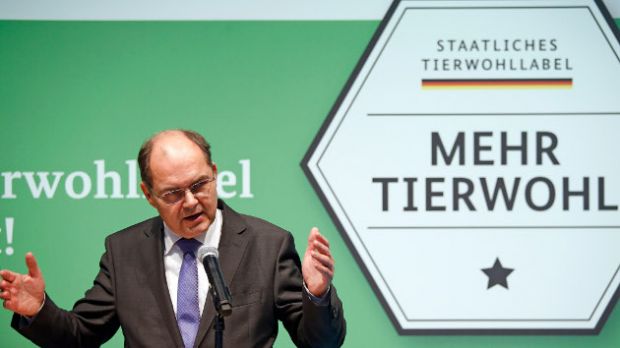 Bundesernährungsminister Christian Schmidt enthüllt sein Tierwohl-Label zur Eröffnung der Grünen Woche. Bundesernährungsminister Christian Schmidt enthüllt sein Tierwohl-Label zur Eröffnung der Grünen Woche.