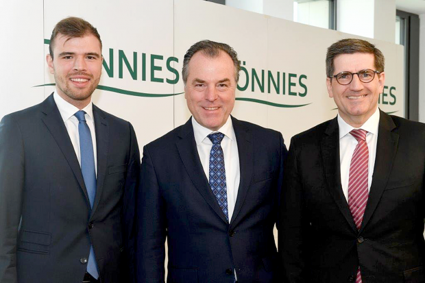 Clemens Tönnies (Mitte) präsentierte erstmals die Bilanz mit Sohn Maximilian (links) und Holding-Geschäftsführer Andres Ruff. Clemens Tönnies (Mitte) präsentierte erstmals die Bilanz mit Sohn Maximilian (links) und Holding-Geschäftsführer Andres Ruff.