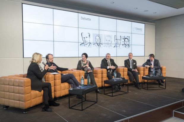 „Es muss ein Umdenken stattfinden, keine Revolution.“ So lautet ein Fazit der Debatte mit (von links) Moderatorin Sabine Christiansen, Jan Grossarth (FAZ), Dr. Madeleine Martin (Tierschutzbeauftragte des Landes Hessen), Dr.Holger Vogel (Bundesverband der beamteten Tierärzte), Werner Schwarz (Bauernverband Schleswig-Holstein) und Christoph Minhoff (BLL und BVE). „Es muss ein Umdenken stattfinden, keine Revolution.“ So lautet ein Fazit der Debatte mit (von links) Moderatorin Sabine Christiansen, Jan Grossarth (FAZ), Dr. Madeleine Martin (Tierschutzbeauftragte des Landes Hessen), Dr.Holger Vogel (Bundesverband der beamteten Tierärzte), Werner Schwarz (Bauernverband Schleswig-Holstein) und Christoph Minhoff (BLL und BVE).
