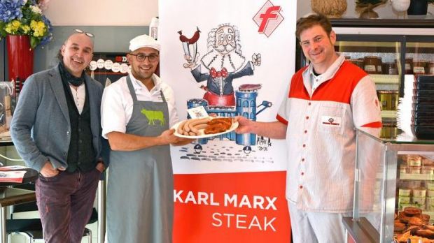 Präsentieren die Karl Marx Wurst (von rechts): Obermeister Manfred Schmitt, Fleischermeister Patrick Böttel und Karikaturist Roland Grundheber. Präsentieren die Karl Marx Wurst (von rechts): Obermeister Manfred Schmitt, Fleischermeister Patrick Böttel und Karikaturist Roland Grundheber.