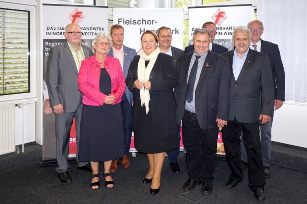 Antrittsbesuch: Der LIV-Vorstand hieß die Ministerin willkommen (v.l.): Heinz Thelen, Dr. Sabine Görgen, Volker Haupt, Ursula Heinen-Esser, Thorsten Schröder, Adalbert Wolf, Michael Knuf, Willi Schillings, Jakob Kohnen. Antrittsbesuch: Der LIV-Vorstand hieß die Ministerin willkommen (v.l.): Heinz Thelen, Dr. Sabine Görgen, Volker Haupt, Ursula Heinen-Esser, Thorsten Schröder, Adalbert Wolf, Michael Knuf, Willi Schillings, Jakob Kohnen.