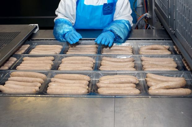 Bei aller vollautomatischen Technik: Naturdarmprodukte müssen weiterhin per Hand in die Verpackungen eingelegt werden. Bei aller vollautomatischen Technik: Naturdarmprodukte müssen weiterhin per Hand in die Verpackungen eingelegt werden.