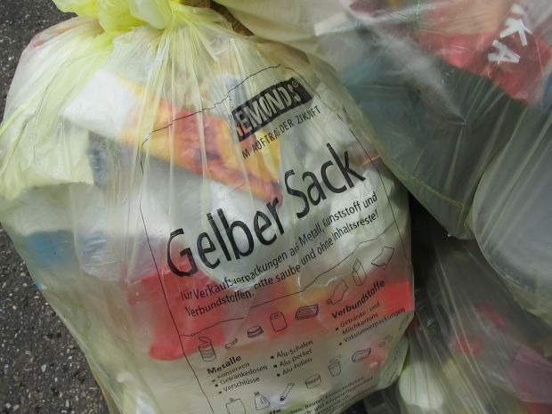 Gelbe Säcke mit Plastikverpackungen. Gelbe Säcke mit Plastikverpackungen.