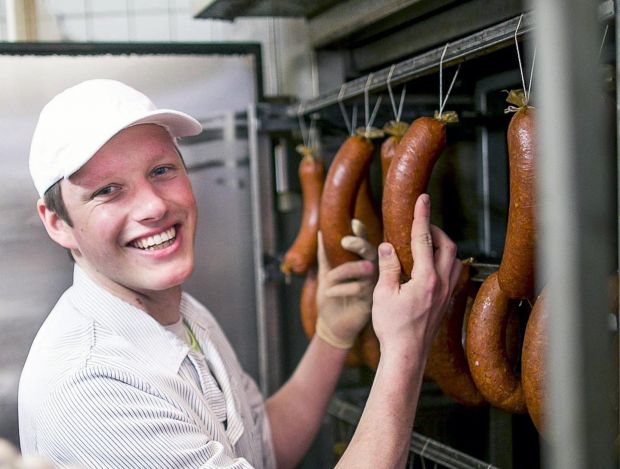 Vinzenz Wied in der Produktion: Die Wurstherstellung und das Zerlegen einer Rinderkeule macht dem Studenten am meisten Spaß. Vinzenz Wied in der Produktion: Die Wurstherstellung und das Zerlegen einer Rinderkeule macht dem Studenten am meisten Spaß.