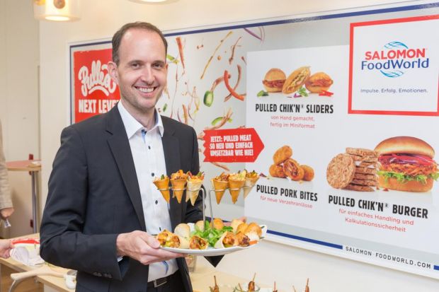 Marketing-Chef Jochen Kramer weiß, dass sich der Gast und damit auch die Snacking-Banche gern inspirieren lässt. Salomon setzt deshalb mit Produkten und Konzepten top-aktuelle Impulse. Marketing-Chef Jochen Kramer weiß, dass sich der Gast und damit auch die Snacking-Banche gern inspirieren lässt. Salomon setzt deshalb mit Produkten und Konzepten top-aktuelle Impulse.