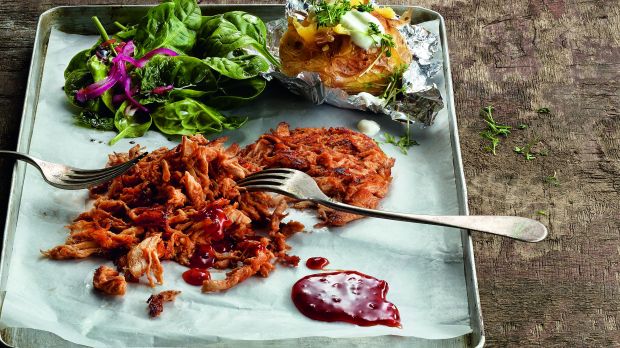 Salomon FoodWorld entwicket Pulled Meat weiter: Pulled Chicken als Patty. Salomon FoodWorld entwicket Pulled Meat weiter: Pulled Chicken als Patty.