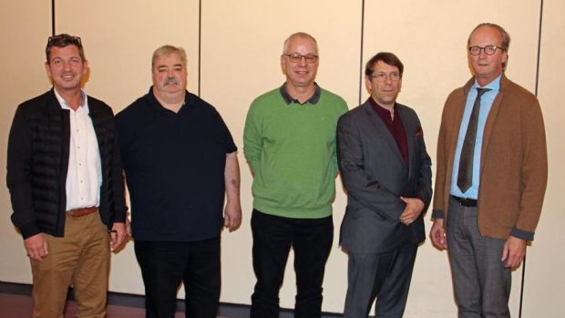 Der Vorstand des FNB (von links): Jens Neubauer, Heiner Kleinschmidt, Ralf Kos, Olaf Fritsch und Landesinnungsmeister Herbert Dohrmann. Der Vorstand des FNB (von links): Jens Neubauer, Heiner Kleinschmidt, Ralf Kos, Olaf Fritsch und Landesinnungsmeister Herbert Dohrmann.