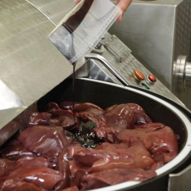 Die erste Würzmischung wird zur frischen Leber im Kutter beigefügt. Naturgewürze gehören zur traditionellen Rezeptur. Die erste Würzmischung wird zur frischen Leber im Kutter beigefügt. Naturgewürze gehören zur traditionellen Rezeptur.