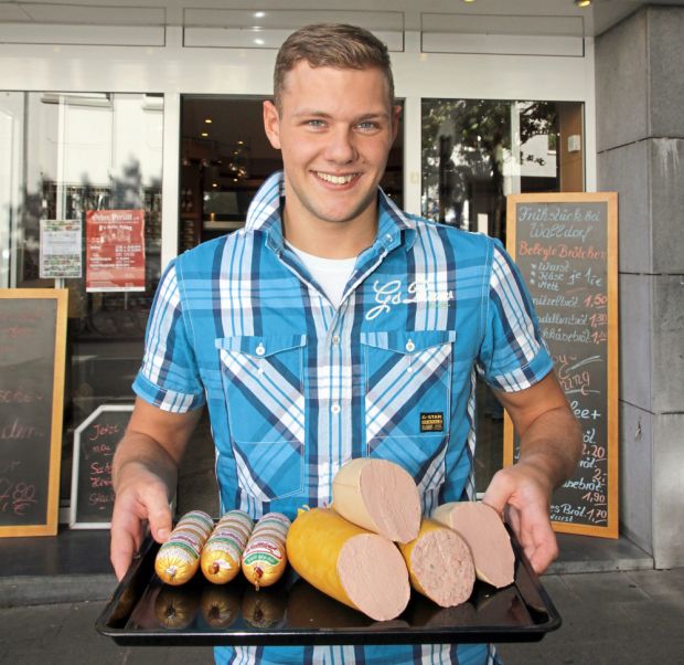 Junior Timo Walldorf präsentiert einen Teil der Weihnachtsleberwurst-Auswahl, die in der Hochsaison in seinem Fachgeschäft bis zu einem Thekenmeter füllt. Junior Timo Walldorf präsentiert einen Teil der Weihnachtsleberwurst-Auswahl, die in der Hochsaison in seinem Fachgeschäft bis zu einem Thekenmeter füllt.