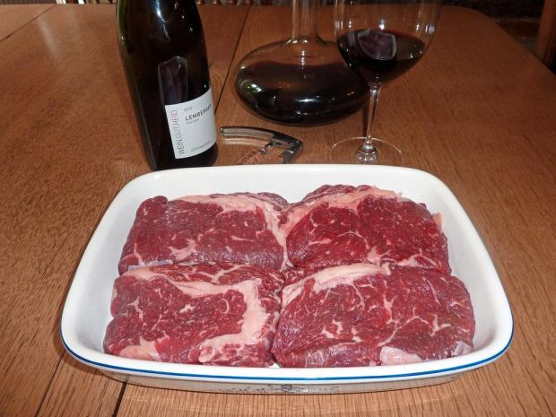 Fein marmorierte Steaks vom Weiderind und ein süffiger Lemberger aus Württemberg harmonieren wunderbar miteinander.
Fein marmorierte Steaks vom Weiderind und ein süffiger Lemberger aus Württemberg harmonieren wunderbar miteinander.