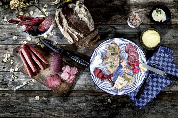 Salami, Schinken oder Leberwurst von Wildschwein, Reh und Hirsch: Die Markenwelt „Wilder Heinrich“ bündelt professionell die Beschaffung, Verarbeitung und Vermarktung von Rohstoffen aus der freien Natur. Salami, Schinken oder Leberwurst von Wildschwein, Reh und Hirsch: Die Markenwelt „Wilder Heinrich“ bündelt professionell die Beschaffung, Verarbeitung und Vermarktung von Rohstoffen aus der freien Natur.