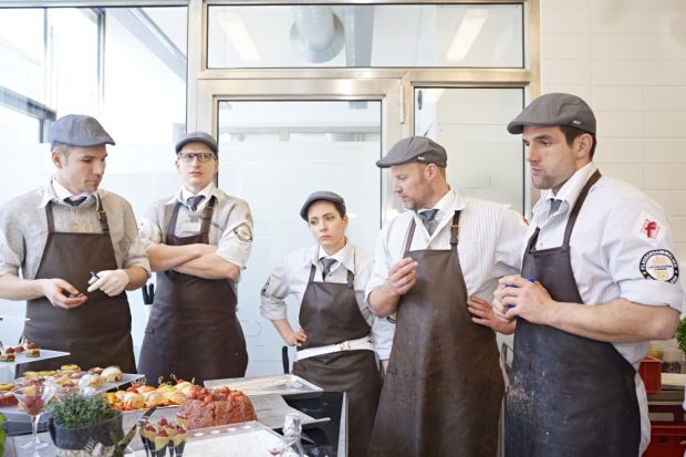 Ausprobieren, üben, verkosten. Ein Teil des Team Wolf Pack bei der Vorbereitung auf den internationalen Wettbewerb. Ausprobieren, üben, verkosten. Ein Teil des Team Wolf Pack bei der Vorbereitung auf den internationalen Wettbewerb.