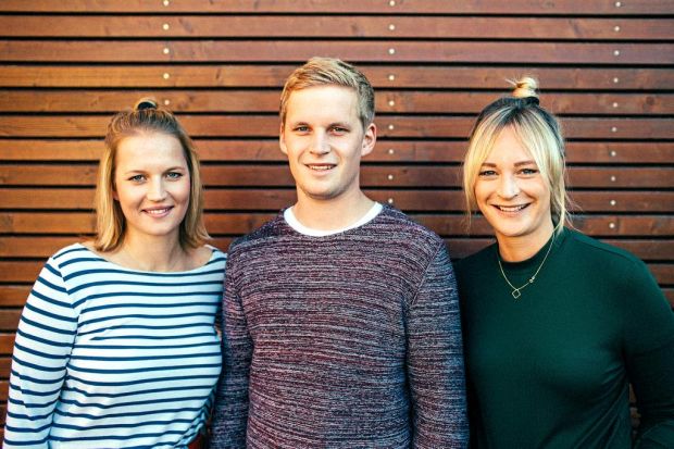 Wurstgeschwister nennen Nadine, Daniel und Anja Rüweling (von links) sich selbst und ihren Online-Shop, in dem sie Wurst, Schinken und Hausmannskost aus der elterlichen Fleischerei sowie handverlesene Spezialitäten aus dem Münsterland anbieten. Wurstgeschwister nennen Nadine, Daniel und Anja Rüweling (von links) sich selbst und ihren Online-Shop, in dem sie Wurst, Schinken und Hausmannskost aus der elterlichen Fleischerei sowie handverlesene Spezialitäten aus dem Münsterland anbieten.